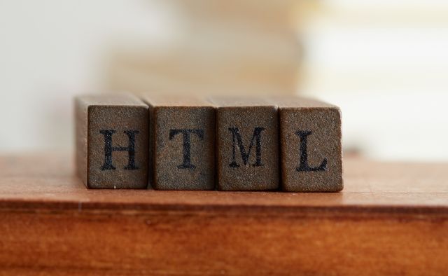 テキストエディタに、HTMLタグを直接書いて、ホームページを作っていく方法。この方法が最強で、HTMLが分かれば、どのようなホームページでも自由に作ることができる！